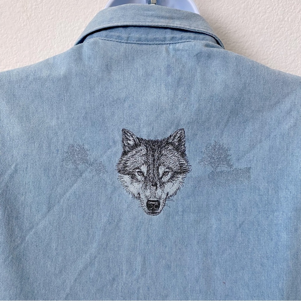Three Rivers, Sleeveless Chambray Button Down Top Blouse with Wolf Detail